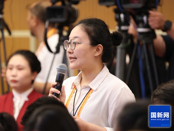 中国人民抗日战争暨世界反法西斯战争胜利80周年纪念活动新闻中心定于2025年8月28日（星期四）上午10时，在梅地亚新闻中心二层新闻发布厅举办中国人民抗日战争暨世界反法西斯战争胜利80周年纪念活动第一场记者招待会，介绍中国人民抗日战争暨世界反法西斯战争胜利80周年纪念活动有关筹备进展，并回答记者提问。图为北京青年报记者提问。刘健 摄