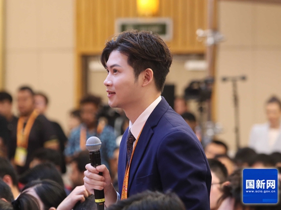中国人民抗日战争暨世界反法西斯战争胜利80周年纪念活动新闻中心定于2025年8月28日（星期四）上午10时，在梅地亚新闻中心二层新闻发布厅举办中国人民抗日战争暨世界反法西斯战争胜利80周年纪念活动第一场记者招待会，介绍中国人民抗日战争暨世界反法西斯战争胜利80周年纪念活动有关筹备进展，并回答记者提问。图为封面新闻记者提问。刘健 摄