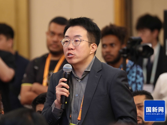 中国人民抗日战争暨世界反法西斯战争胜利80周年纪念活动新闻中心定于2025年8月28日（星期四）上午10时，在梅地亚新闻中心二层新闻发布厅举办中国人民抗日战争暨世界反法西斯战争胜利80周年纪念活动第一场记者招待会，介绍中国人民抗日战争暨世界反法西斯战争胜利80周年纪念活动有关筹备进展，并回答记者提问。图为凤凰卫视记者提问。刘健 摄