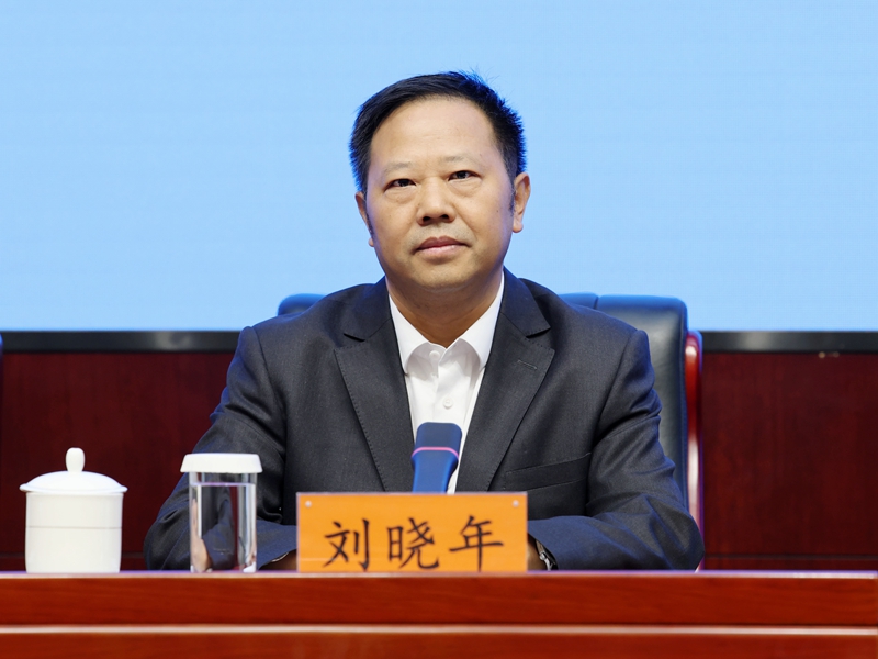   2025年09月23日（星期二）上午10时，文化和旅游部2025年第三季度例行新闻发布会， 介绍第十四届中国艺术节主要活动、筹备工作进展情况，发布国庆、中秋假期旅游安全提示，并答记者问。图为重庆市文化和旅游发展委员会党委副书记、副主任刘晓年。文化和旅游部信息中心 周祎 摄