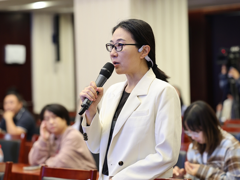 2025年09月23日（星期二）上午10时，文化和旅游部2025年第三季度例行新闻发布会， 介绍第十四届中国艺术节主要活动、筹备工作进展情况，发布国庆、中秋假期旅游安全提示，并答记者问。图为中国青年报记者提问。文化和旅游部信息中心 周祎 摄