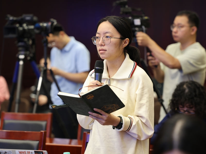 2025年09月23日（星期二）上午10时，文化和旅游部2025年第三季度例行新闻发布会， 介绍第十四届中国艺术节主要活动、筹备工作进展情况，发布国庆、中秋假期旅游安全提示，并答记者问。图为光明日报记者提问。文化和旅游部信息中心 周祎 摄