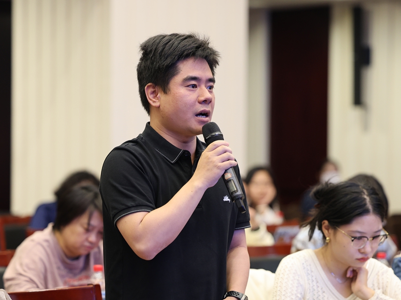 2025年09月23日（星期二）上午10时，文化和旅游部2025年第三季度例行新闻发布会， 介绍第十四届中国艺术节主要活动、筹备工作进展情况，发布国庆、中秋假期旅游安全提示，并答记者问。图为人民日报记者提问。文化和旅游部信息中心 周祎 摄