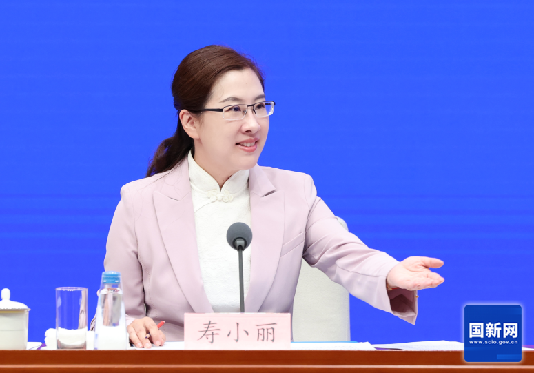   国务院新闻办公室于2025年9月29日（星期一）下午2时举行“高质量完成‘十四五’规划”系列主题新闻发布会，请中央宣传部副部长、文化和旅游部部长孙业礼，文化和旅游部副部长卢映川，文化和旅游部副部长王建华介绍“十四五”时期文化和旅游高质量发展成就，并答记者问。图为国务院新闻办新闻局局长、新闻发言人寿小丽邀请记者提问。（栾海军 摄）