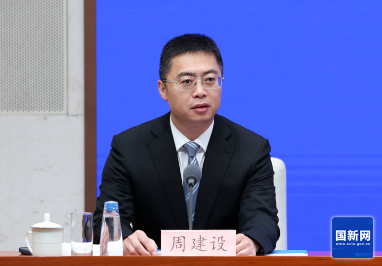   国务院新闻办公室于2025年11月27日（星期四）上午10时举行国务院政策例行吹风会，介绍增强消费品供需适配性进一步促进消费政策措施有关情况，并答记者问。图为国务院新闻办新闻局副局长、新闻发言人周建设。（栾海军 摄）