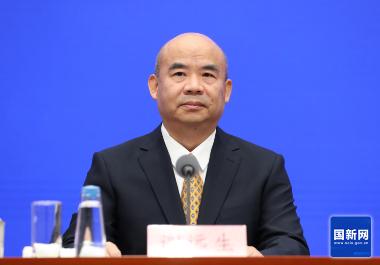   国务院新闻办公室于2025年11月27日（星期四）上午10时举行国务院政策例行吹风会，介绍增强消费品供需适配性进一步促进消费政策措施有关情况，并答记者问。图为工业和信息化部副部长。谢远生（徐想 摄）