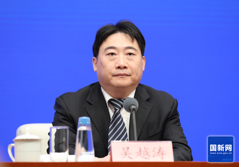   国务院新闻办公室于2025年11月27日（星期四）上午10时举行国务院政策例行吹风会，介绍增强消费品供需适配性进一步促进消费政策措施有关情况，并答记者问。图为工业和信息化部消费品工业司司长何亚琼。（徐想 摄）