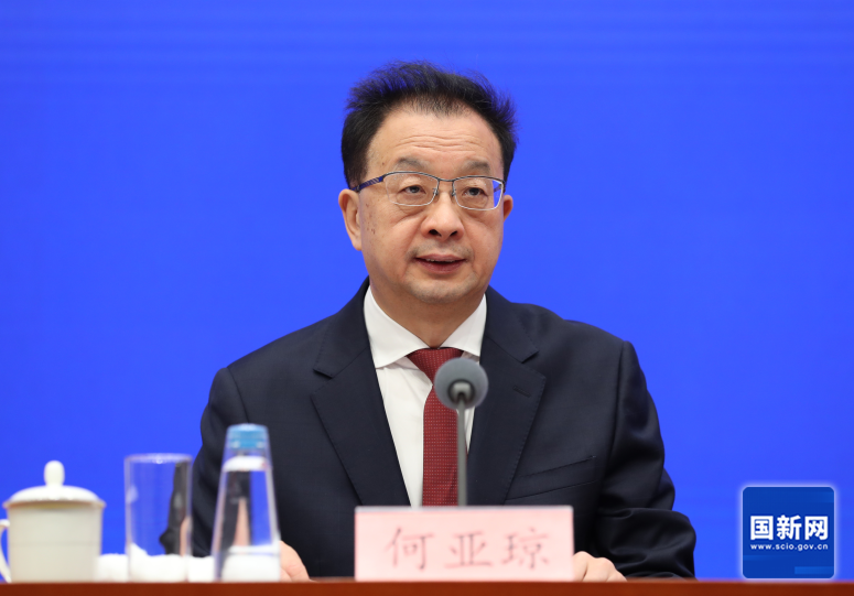   国务院新闻办公室于2025年11月27日（星期四）上午10时举行国务院政策例行吹风会，介绍增强消费品供需适配性进一步促进消费政策措施有关情况，并答记者问。图为工业和信息化部消费品工业司司长何亚琼。（徐想 摄）