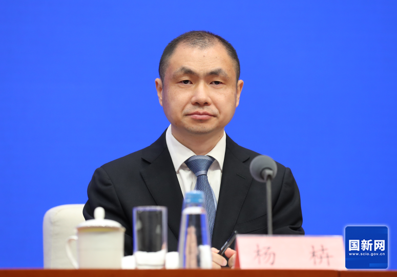 国务院新闻办公室于2025年11月27日（星期四）上午10时举行国务院政策例行吹风会，介绍增强消费品供需适配性进一步促进消费政策措施有关情况，并答记者问。图为商务部市场运行和消费促进司负责人杨枿。（徐想 摄）