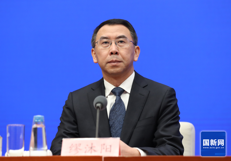 国务院新闻办公室于2025年11月27日（星期四）上午10时举行国务院政策例行吹风会，介绍增强消费品供需适配性进一步促进消费政策措施有关情况，并答记者问。图为文化和旅游部产业发展司司长缪沐阳。（徐想 摄）