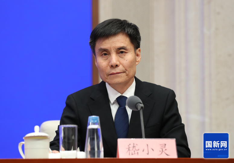 国务院新闻办公室于2025年11月27日（星期四）上午10时举行国务院政策例行吹风会，介绍增强消费品供需适配性进一步促进消费政策措施有关情况，并答记者问。图为市场监管总局市场稽查专员嵇小灵。（徐想 摄）