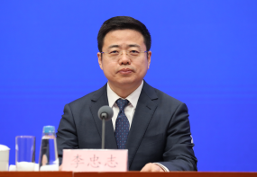 国务院新闻办公室于2026年2月11日（星期三）上午10时举行新闻发布会，介绍2026“乐购新春”春节特别活动、保障春节市场供应有关情况，并答记者问。图为广电总局宣传司司长李忠志。（徐想 摄）