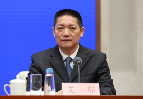 国务院新闻办公室于2026年2月11日（星期三）上午10时举行新闻发布会，介绍2026“乐购新春”春节特别活动、保障春节市场供应有关情况，并答记者问。图为体育总局体育经济司负责人艾郁。（徐想 摄）