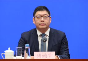   国务院新闻办公室于2026年2月11日（星期三）上午10时举行新闻发布会，介绍2026“乐购新春”春节特别活动、保障春节市场供应有关情况，并答记者问。图为文化和旅游部产业发展司负责人傅瀚霄。（徐想 摄）