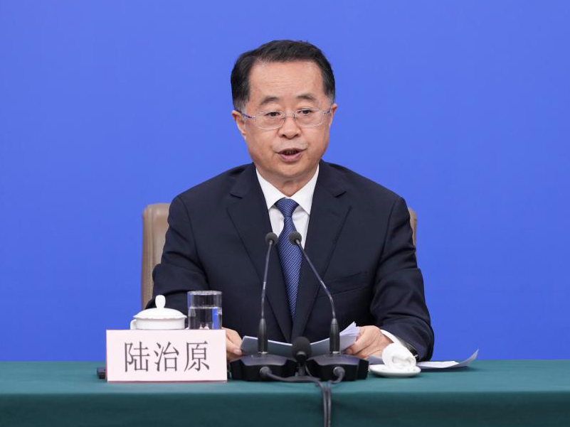   3月7日，十四届全国人大四次会议在北京梅地亚中心新闻发布厅举行记者会。教育部部长怀进鹏、民政部部长陆治原、人力资源和社会保障部部长王晓萍、文化和旅游部部长孙业礼、国家卫生健康委员会主任雷海潮就教育、民政、人力资源和社会保障、文旅、卫生健康等相关问题回答中外记者提问。图为陆治原在回答记者提问。新华社记者 王曦 摄