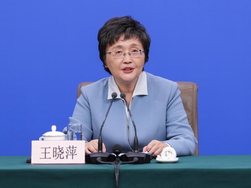   3月7日，十四届全国人大四次会议在北京梅地亚中心新闻发布厅举行记者会。教育部部长怀进鹏、民政部部长陆治原、人力资源和社会保障部部长王晓萍、文化和旅游部部长孙业礼、国家卫生健康委员会主任雷海潮就教育、民政、人力资源和社会保障、文旅、卫生健康等相关问题回答中外记者提问。图为王晓萍在回答记者提问。新华社记者 王曦 摄