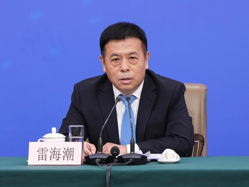 3月7日，十四届全国人大四次会议在北京梅地亚中心新闻发布厅举行记者会。教育部部长怀进鹏、民政部部长陆治原、人力资源和社会保障部部长王晓萍、文化和旅游部部长孙业礼、国家卫生健康委员会主任雷海潮就教育、民政、人力资源和社会保障、文旅、卫生健康等相关问题回答中外记者提问。图为雷海潮在回答记者提问。新华社记者 王曦 摄