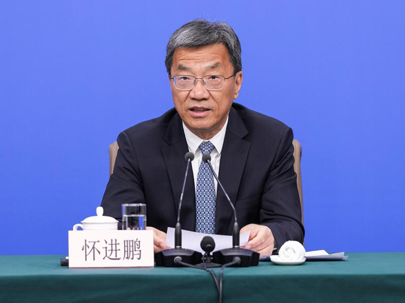   3月7日，十四届全国人大四次会议在北京梅地亚中心新闻发布厅举行记者会。教育部部长怀进鹏、民政部部长陆治原、人力资源和社会保障部部长王晓萍、文化和旅游部部长孙业礼、国家卫生健康委员会主任雷海潮就教育、民政、人力资源和社会保障、文旅、卫生健康等相关问题回答中外记者提问。图为怀进鹏在回答记者提问。新华社记者 王曦 摄