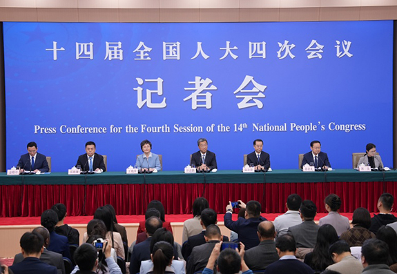   3月7日，十四届全国人大四次会议在北京梅地亚中心新闻发布厅举行记者会。教育部部长怀进鹏、民政部部长陆治原、人力资源和社会保障部部长王晓萍、文化和旅游部部长孙业礼、国家卫生健康委员会主任雷海潮就教育、民政、人力资源和社会保障、文旅、卫生健康等相关问题回答中外记者提问。图为记者会现场。新华社记者 王曦 摄