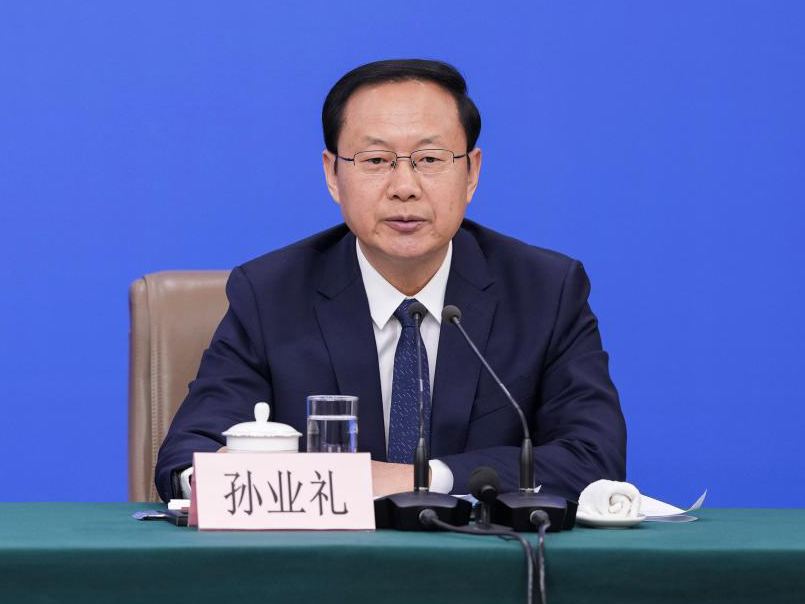 3月7日，十四届全国人大四次会议在北京梅地亚中心新闻发布厅举行记者会。教育部部长怀进鹏、民政部部长陆治原、人力资源和社会保障部部长王晓萍、文化和旅游部部长孙业礼、国家卫生健康委员会主任雷海潮就教育、民政、人力资源和社会保障、文旅、卫生健康等相关问题回答中外记者提问。图为孙业礼在回答记者提问。新华社记者 王曦 摄