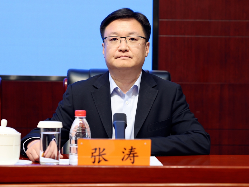 2026年04月23日（星期四）下午3时，文化和旅游部召开2026年“5·19中国旅游日”新闻发布会， 介绍2026年“5·19中国旅游日”活动相关情况，并答记者问。图为中国国家铁路集团客运中心市场营销部副总监张涛。文化和旅游部信息中心 周祎 摄