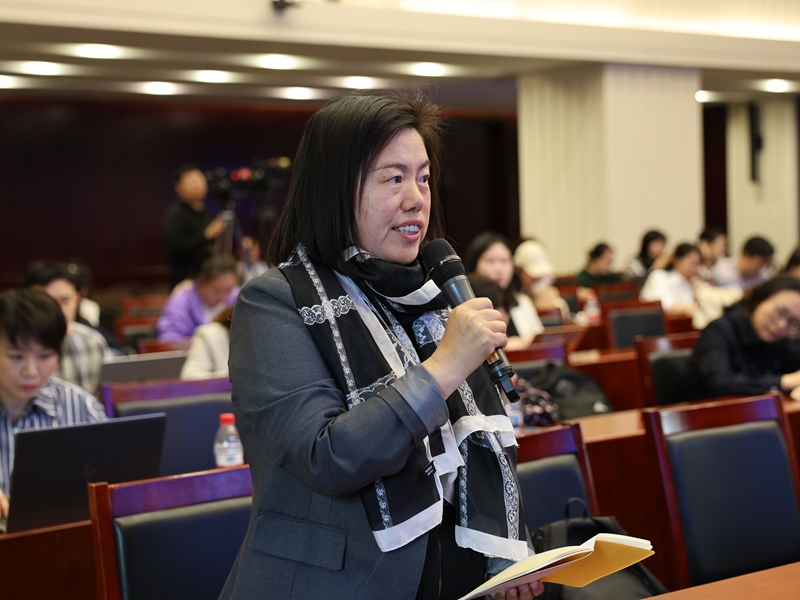 2026年04月23日（星期四）下午3时，文化和旅游部召开2026年“5·19中国旅游日”新闻发布会， 介绍2026年“5·19中国旅游日”活动相关情况，并答记者问。图为香港经济导报记者提问。文化和旅游部信息中心 周祎 摄