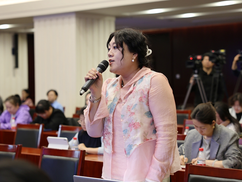 2026年04月23日（星期四）下午3时，文化和旅游部召开2026年“5·19中国旅游日”新闻发布会， 介绍2026年“5·19中国旅游日”活动相关情况，并答记者问。图为法治日报记者提问。文化和旅游部信息中心 周祎 摄