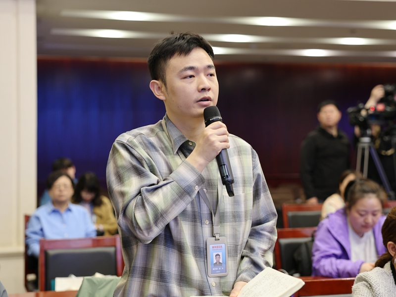 2026年04月23日（星期四）下午3时，文化和旅游部召开2026年“5·19中国旅游日”新闻发布会， 介绍2026年“5·19中国旅游日”活动相关情况，并答记者问。图为新华社记者提问。文化和旅游部信息中心 周祎 摄