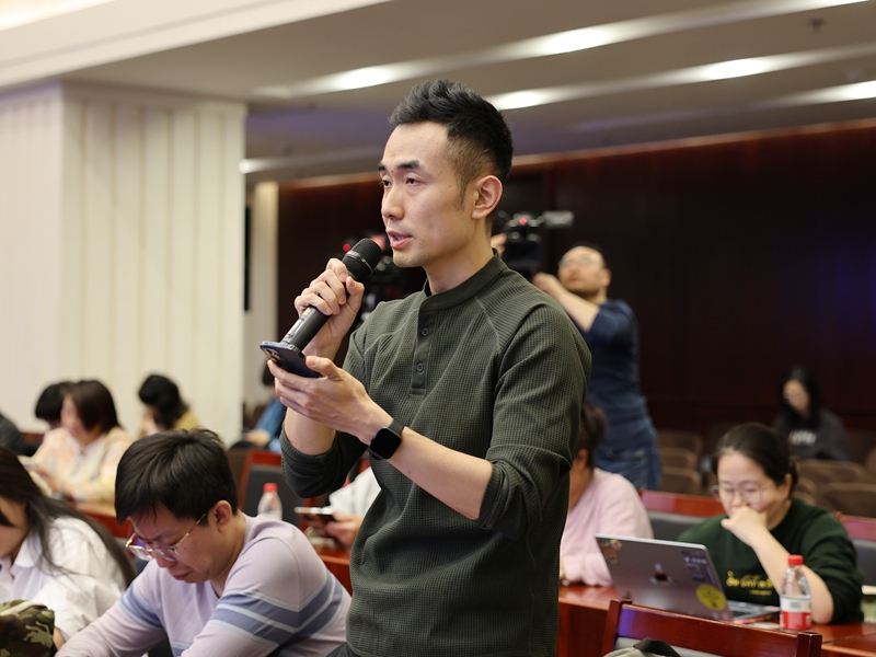 2026年04月23日（星期四）下午3时，文化和旅游部召开2026年“5·19中国旅游日”新闻发布会， 介绍2026年“5·19中国旅游日”活动相关情况，并答记者问。图为中国日报记者提问。文化和旅游部信息中心 周祎 摄