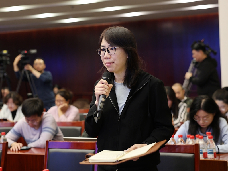 2026年04月23日（星期四）下午3时，文化和旅游部召开2026年“5·19中国旅游日”新闻发布会， 介绍2026年“5·19中国旅游日”活动相关情况，并答记者问。图为广州日报记者提问。文化和旅游部信息中心 周祎 摄