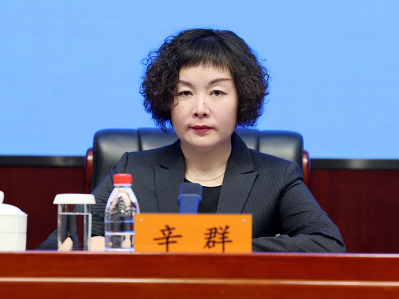 2026年04月27日（星期一）下午3时，文化和旅游部召开2026年第一季度例行新闻发布会， 介绍旅游市场强迫购物整治工作开展情况，并答记者问。国家市场监督管理总局价格监督检查和反不正当竞争局副局长辛群。文化和旅游部信息中心 周祎 摄
