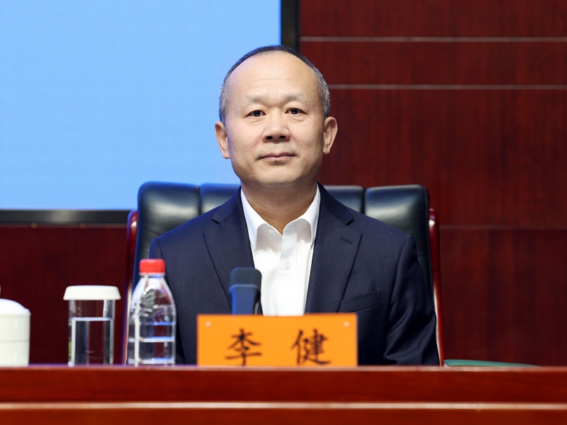   2026年04月27日（星期一）下午3时，文化和旅游部召开2026年第一季度例行新闻发布会， 介绍旅游市场强迫购物整治工作开展情况，并答记者问。文化和旅游部文化市场综合执法监督局局长李健。文化和旅游部信息中心 周祎 摄