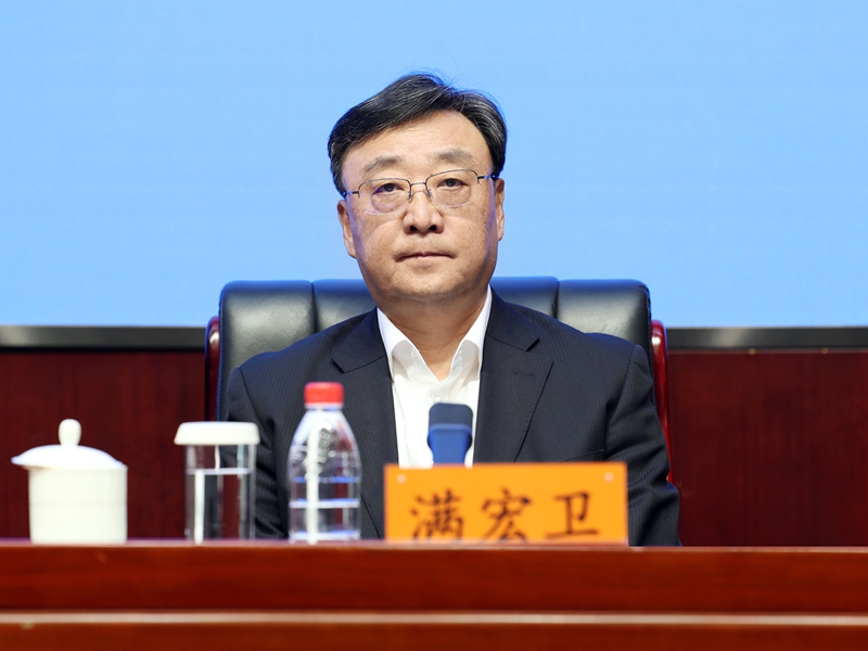   2026年04月27日（星期一）下午3时，文化和旅游部召开2026年第一季度例行新闻发布会， 介绍旅游市场强迫购物整治工作开展情况，并答记者问。文化和旅游部资源开发司司长满宏卫。文化和旅游部信息中心 周祎 摄