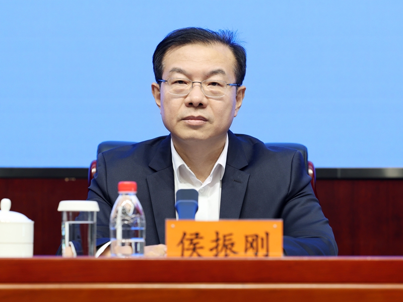   2026年04月27日（星期一）下午3时，文化和旅游部召开2026年第一季度例行新闻发布会， 介绍旅游市场强迫购物整治工作开展情况，并答记者问。文化和旅游部市场管理司司长侯振刚。文化和旅游部信息中心 周祎 摄