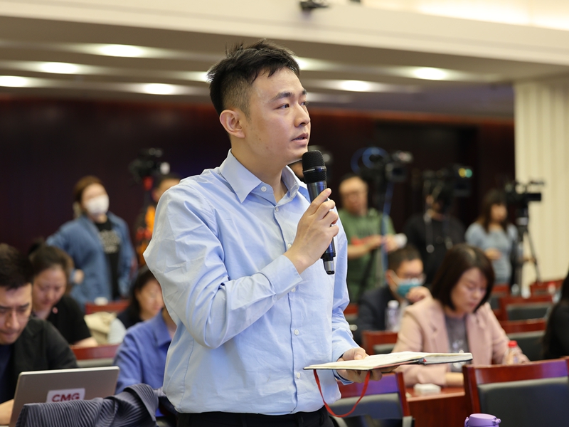 2026年04月27日（星期一）下午3时，文化和旅游部召开2026年第一季度例行新闻发布会， 介绍旅游市场强迫购物整治工作开展情况，并答记者问。图为新华社记者提问。文化和旅游部信息中心 周祎 摄