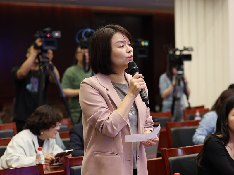 2026年04月27日（星期一）下午3时，文化和旅游部召开2026年第一季度例行新闻发布会， 介绍旅游市场强迫购物整治工作开展情况，并答记者问。图为中央广播电视总台记者提问。文化和旅游部信息中心 周祎 摄