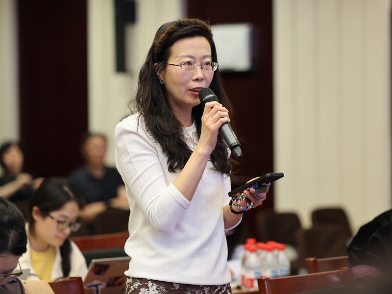 2026年04月27日（星期一）下午3时，文化和旅游部召开2026年第一季度例行新闻发布会， 介绍旅游市场强迫购物整治工作开展情况，并答记者问。图为经济日报记者提问。文化和旅游部信息中心 周祎 摄