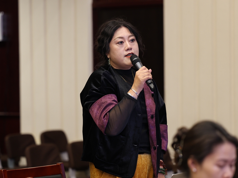 2026年04月27日（星期一）下午3时，文化和旅游部召开2026年第一季度例行新闻发布会， 介绍旅游市场强迫购物整治工作开展情况，并答记者问。图为法治日报记者提问。文化和旅游部信息中心 周祎 摄