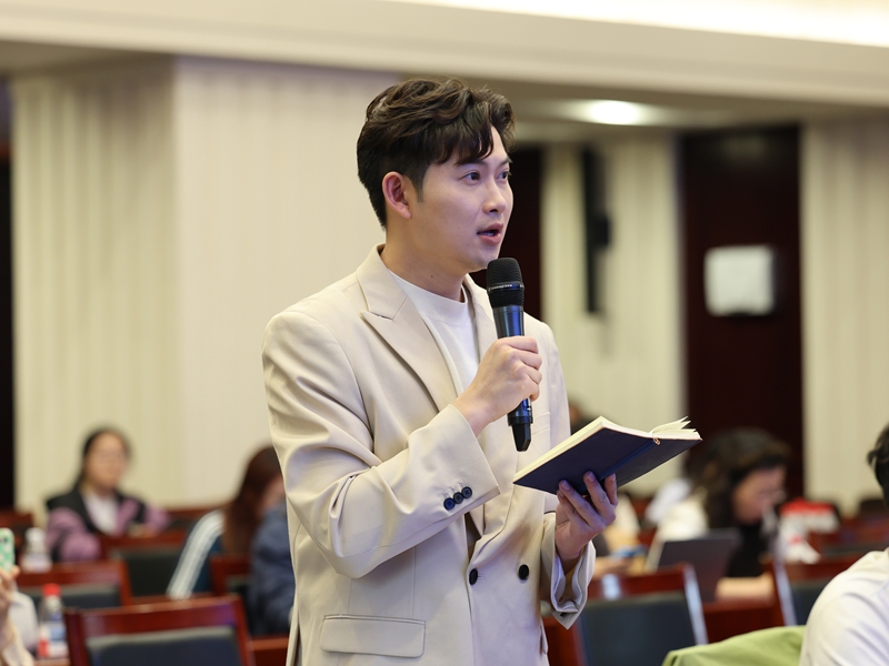 2026年04月27日（星期一）下午3时，文化和旅游部召开2026年第一季度例行新闻发布会， 介绍旅游市场强迫购物整治工作开展情况，并答记者问。图为封面新闻记者提问。文化和旅游部信息中心 周祎 摄