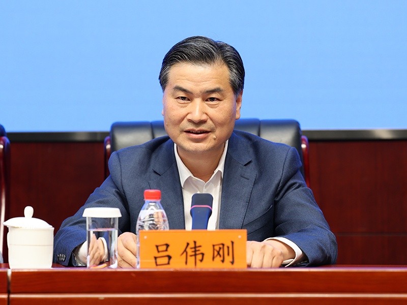   2026年05月07日上午10:00，文化和旅游部召开第六届中国越剧艺术节新闻发布会，介绍第六届中国越剧艺术节总体情况、筹备情况、特色亮点，并答记者问。图为浙江省文化广电和旅游厅副厅长吕伟刚。文化和旅游部政府门户网站 马思伟 摄