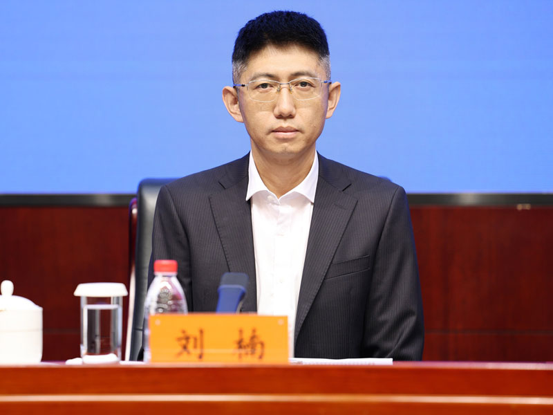   2026年07月10日（星期五）下午3时，文化和旅游部召开2026年第二季度例行新闻发布会， 介绍旅游市场强迫购物整治工作开展情况，并答记者问。图为文化和旅游部文化市场综合执法监督局副局长刘楠。文化和旅游部信息中心 周祎 摄