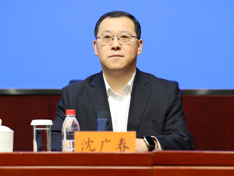 2026年07月10日(星期五)下午3时,文化和旅游部召开2026年第二季度例行新闻发布会, 介绍旅游市场强迫购物整治工作开展情况,并答记者问。图为黑龙江省文化和旅游厅副厅长沈广春。文化和旅游部信息中心 周祎 摄