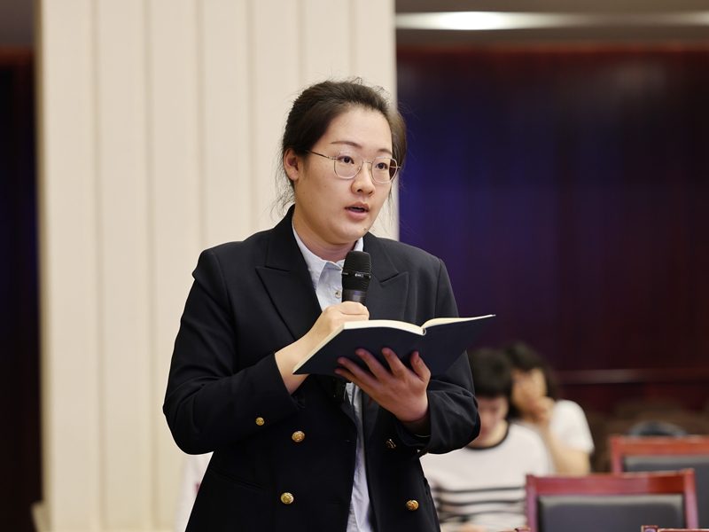2026年07月10日（星期五）下午3时，文化和旅游部召开2026年第二季度例行新闻发布会， 介绍旅游市场强迫购物整治工作开展情况，并答记者问。图为黑龙江日报记者提问。文化和旅游部信息中心 周祎 摄