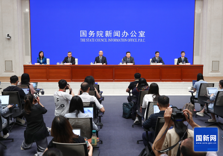   国务院新闻办公室于2026年9月7日（星期一）上午10时举行新闻发布会，请工业和信息化部副部长谢远生、工业和信息化部消费品工业司负责人冯海沧、商务部流通业发展司负责人张祥、文化和旅游部非物质文化遗产司司长单钢新、市场监管总局标准创新管理司司长魏宏介绍推动历史经典产业高质量发展有关情况，并答记者问。图为新闻发布会现场（刘健 摄）。