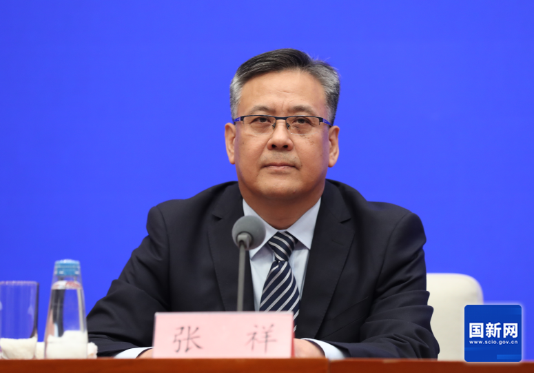  国务院新闻办公室于2026年9月7日（星期一）上午10时举行新闻发布会，请工业和信息化部副部长谢远生、工业和信息化部消费品工业司负责人冯海沧、商务部流通业发展司负责人张祥、文化和旅游部非物质文化遗产司司长单钢新、市场监管总局标准创新管理司司长魏宏介绍推动历史经典产业高质量发展有关情况，并答记者问。图为商务部流通业发展司负责人张祥（徐想 摄）。