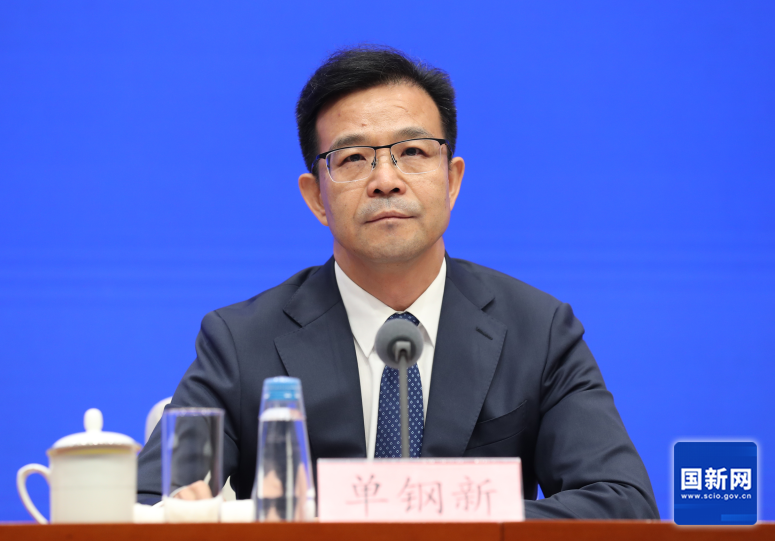 国务院新闻办公室于2026年9月7日（星期一）上午10时举行新闻发布会，请工业和信息化部副部长谢远生、工业和信息化部消费品工业司负责人冯海沧、商务部流通业发展司负责人张祥、文化和旅游部非物质文化遗产司司长单钢新、市场监管总局标准创新管理司司长魏宏介绍推动历史经典产业高质量发展有关情况，并答记者问。图为文化和旅游部非物质文化遗产司司长单钢新（徐想 摄）。