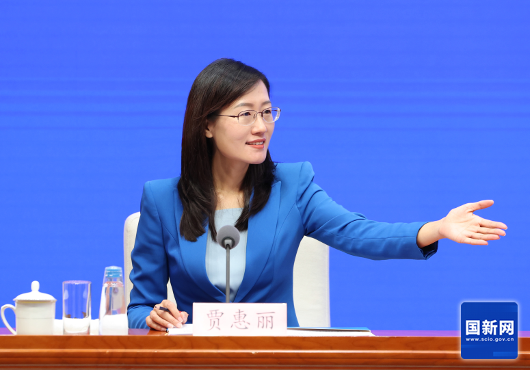 国务院新闻办公室于2026年9月7日（星期一）上午10时举行新闻发布会，请工业和信息化部副部长谢远生、工业和信息化部消费品工业司负责人冯海沧、商务部流通业发展司负责人张祥、文化和旅游部非物质文化遗产司司长单钢新、市场监管总局标准创新管理司司长魏宏介绍推动历史经典产业高质量发展有关情况，并答记者问。图为国务院新闻办新闻局副局长、新闻发言人贾惠丽邀请记者提问（栾海军 摄）。