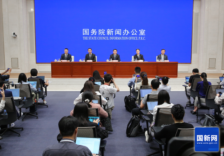 国务院新闻办公室于2026年9月24日(星期四)上午10时举行“开局起步‘十五五’”系列主题新闻发布会,请文化和旅游部新闻发言人、副部长王建华,文化和旅游部新闻发言人、办公厅主任陈彬斌,文化和旅游部产业发展司司长缪沐阳,文化和旅游部资源开发司司长满宏卫介绍“十五五”时期推进文化和旅游高质量发展有关情况,并答记者问。图为新闻发布会现场(赵一帆 摄)