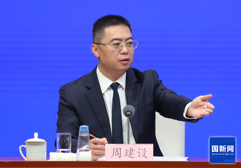 国务院新闻办公室于2026年9月24日（星期四）上午10时举行“开局起步‘十五五’”系列主题新闻发布会，请文化和旅游部新闻发言人、副部长王建华，文化和旅游部新闻发言人、办公厅主任陈彬斌，文化和旅游部产业发展司司长缪沐阳，文化和旅游部资源开发司司长满宏卫介绍“十五五”时期推进文化和旅游高质量发展有关情况，并答记者问。图为国务院新闻办新闻局副局长、新闻发言人周建设邀请记者提问（栾海军 摄）