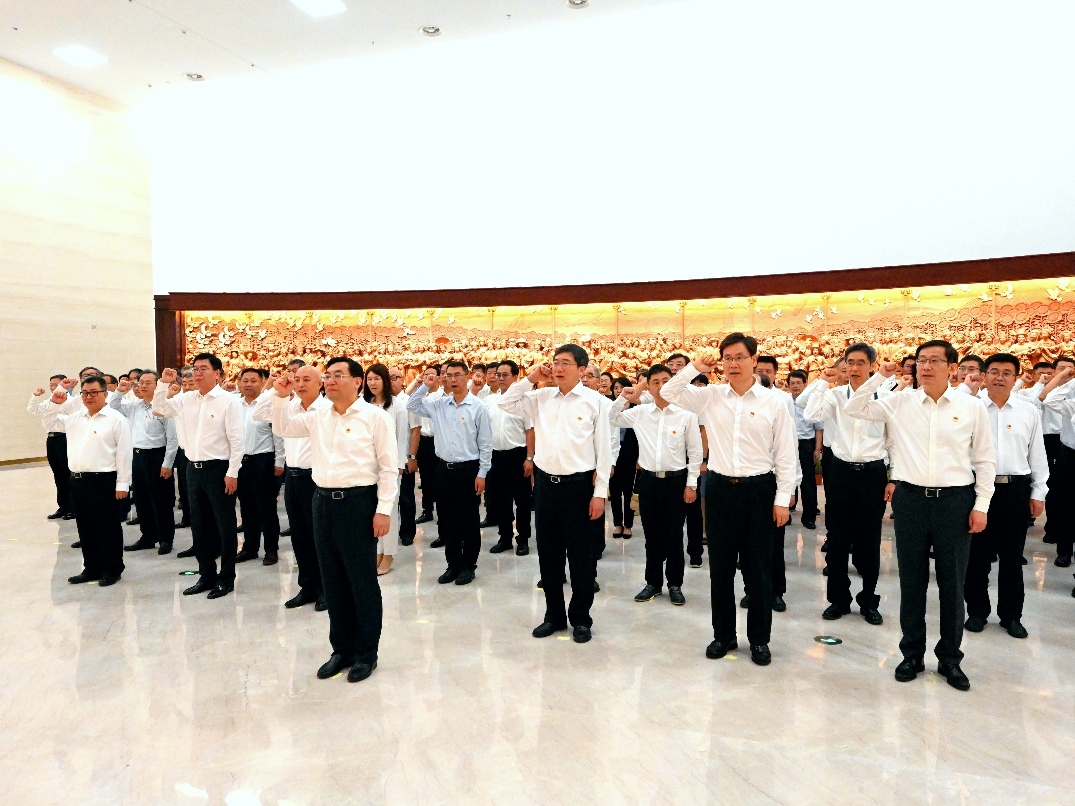 文化和旅游部组织领导干部参观中国共产党历史展览